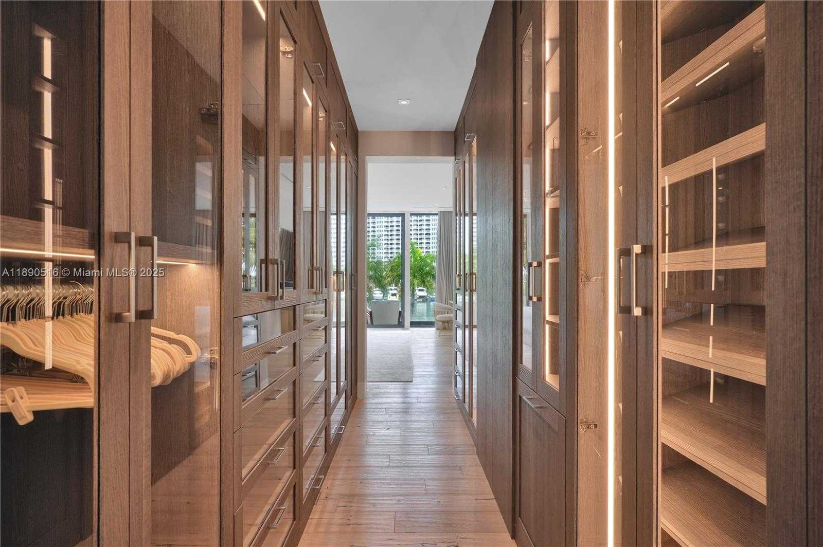 Small Image of 5501 PINE TREE DR, Miami Beach Number 22