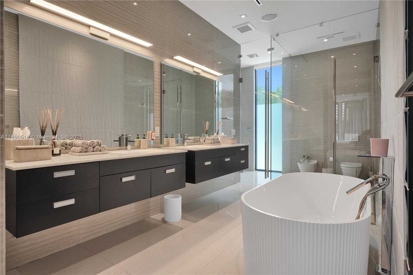 Small Image of 5501 PINE TREE DR, Miami Beach Number 23