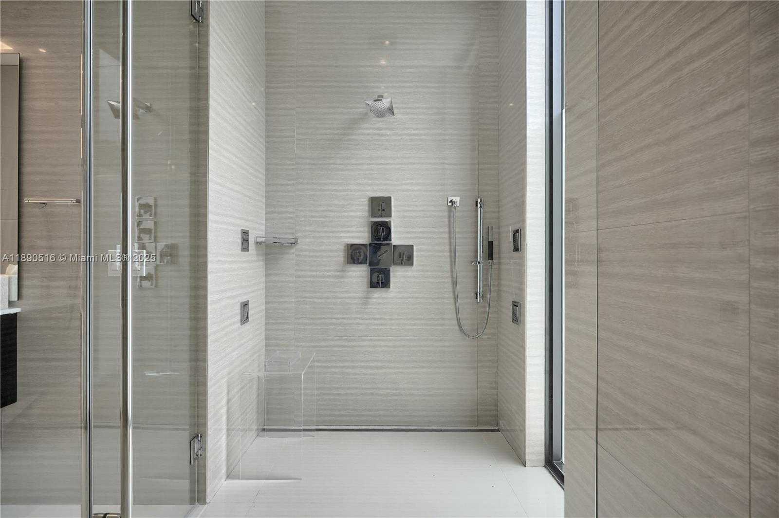 Small Image of 5501 PINE TREE DR, Miami Beach Number 24