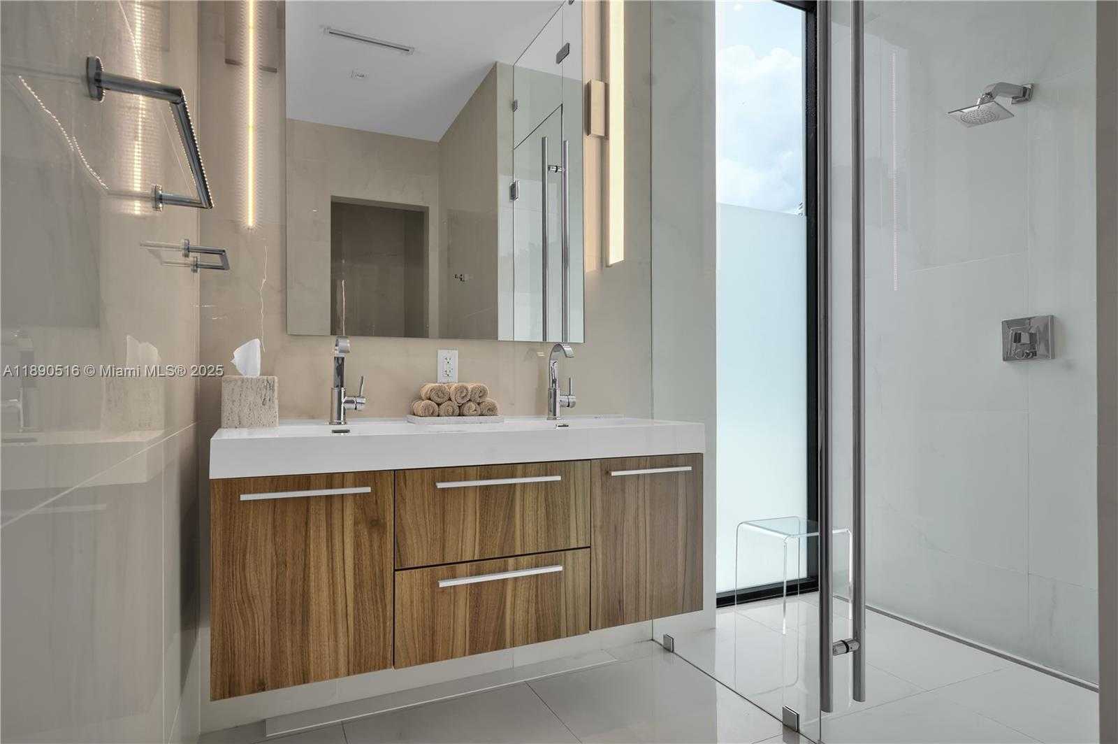 Small Image of 5501 PINE TREE DR, Miami Beach Number 27