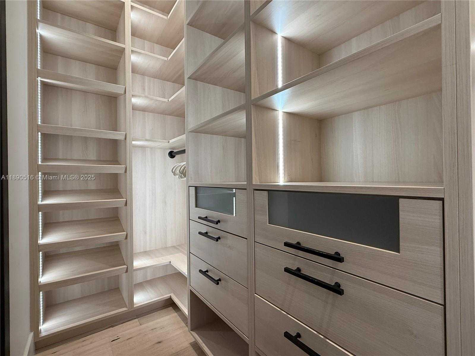 Small Image of 5501 PINE TREE DR, Miami Beach Number 35