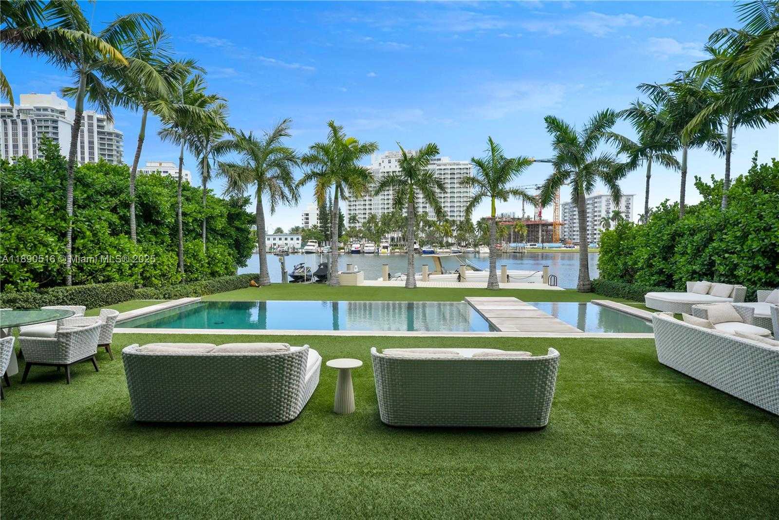 Small Image of 5501 PINE TREE DR, Miami Beach Number 4