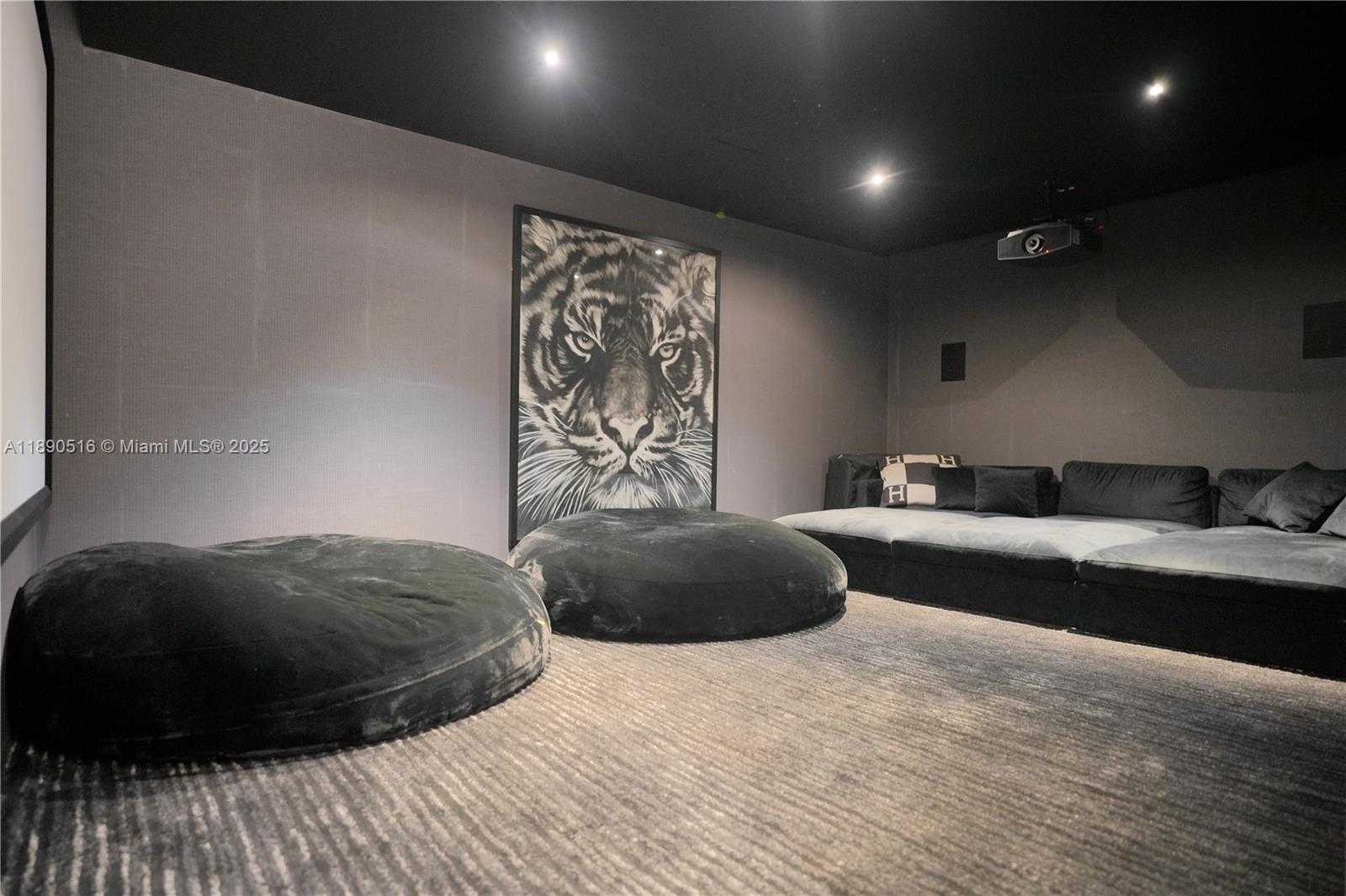 Small Image of 5501 PINE TREE DR, Miami Beach Number 43