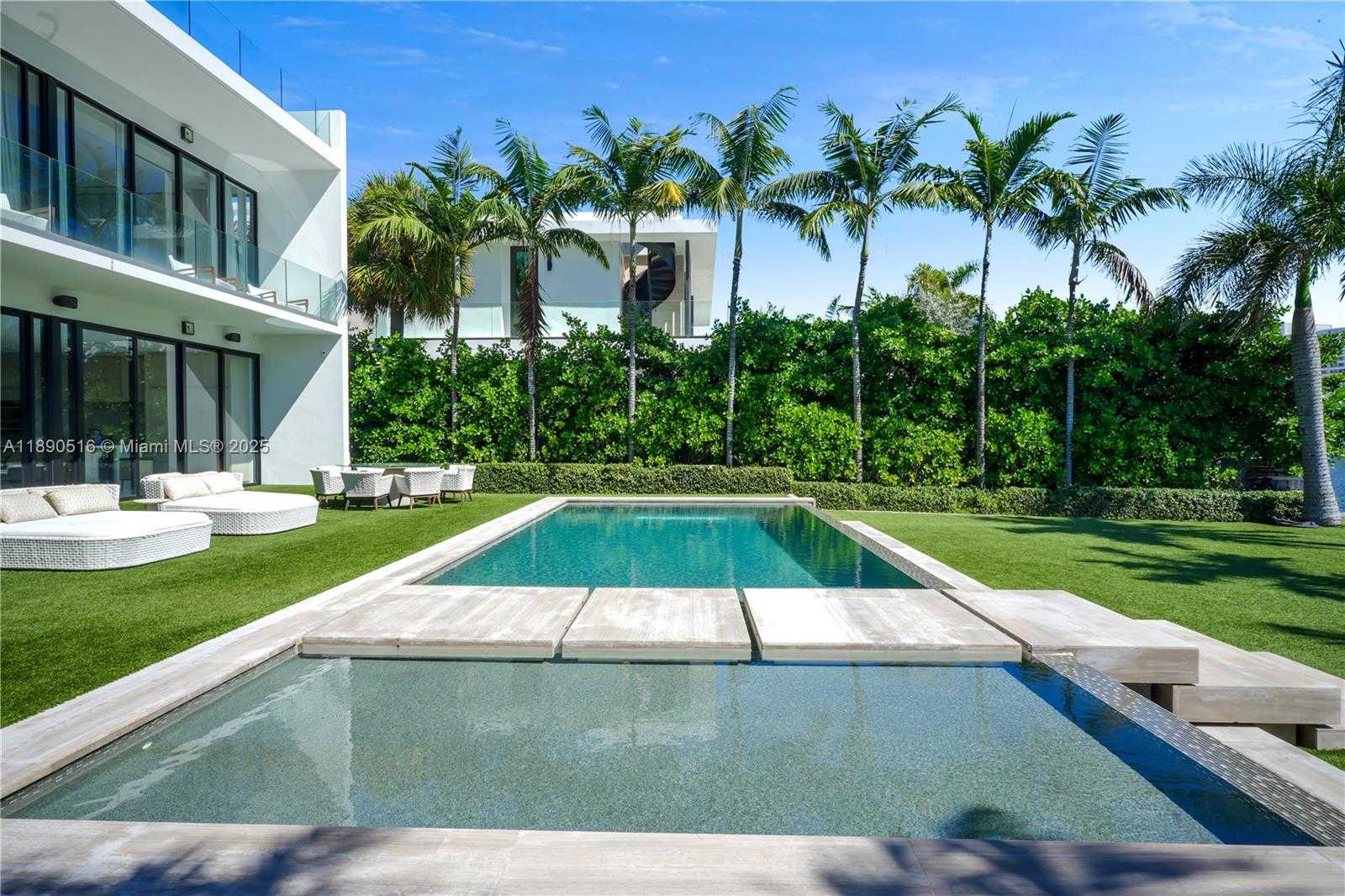 Small Image of 5501 PINE TREE DR, Miami Beach Number 6