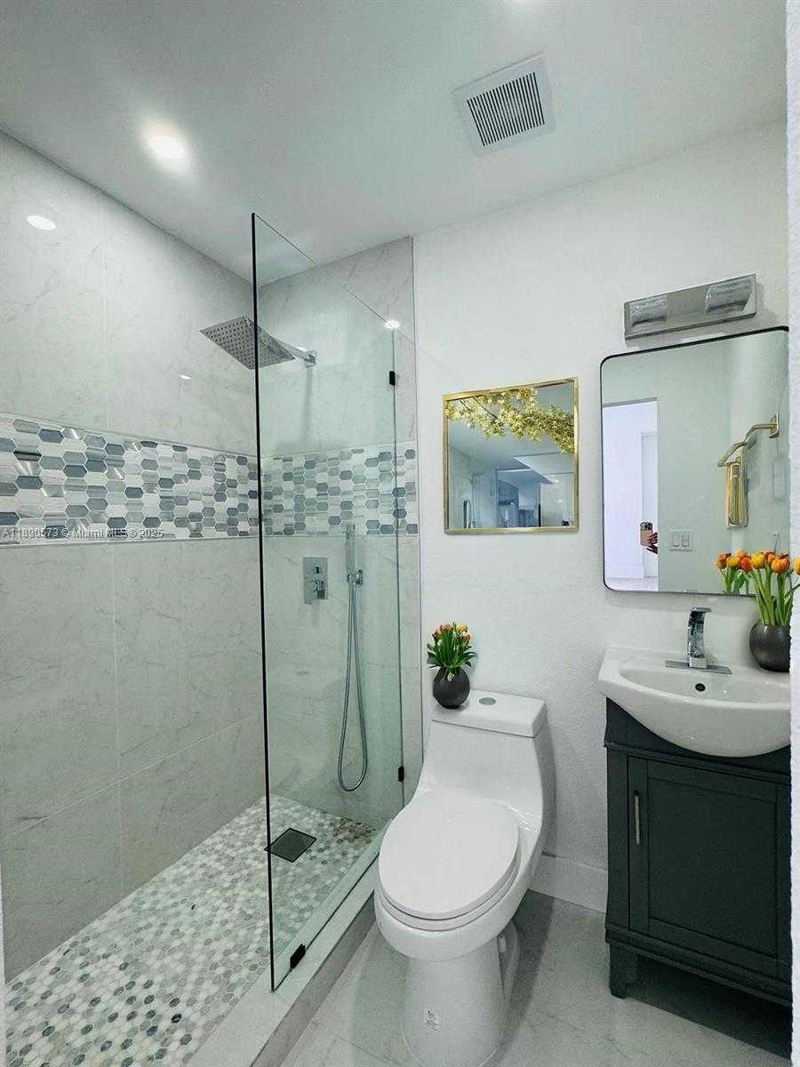 Small Image of 2550 ADAMS ST, Hollywood Number 15