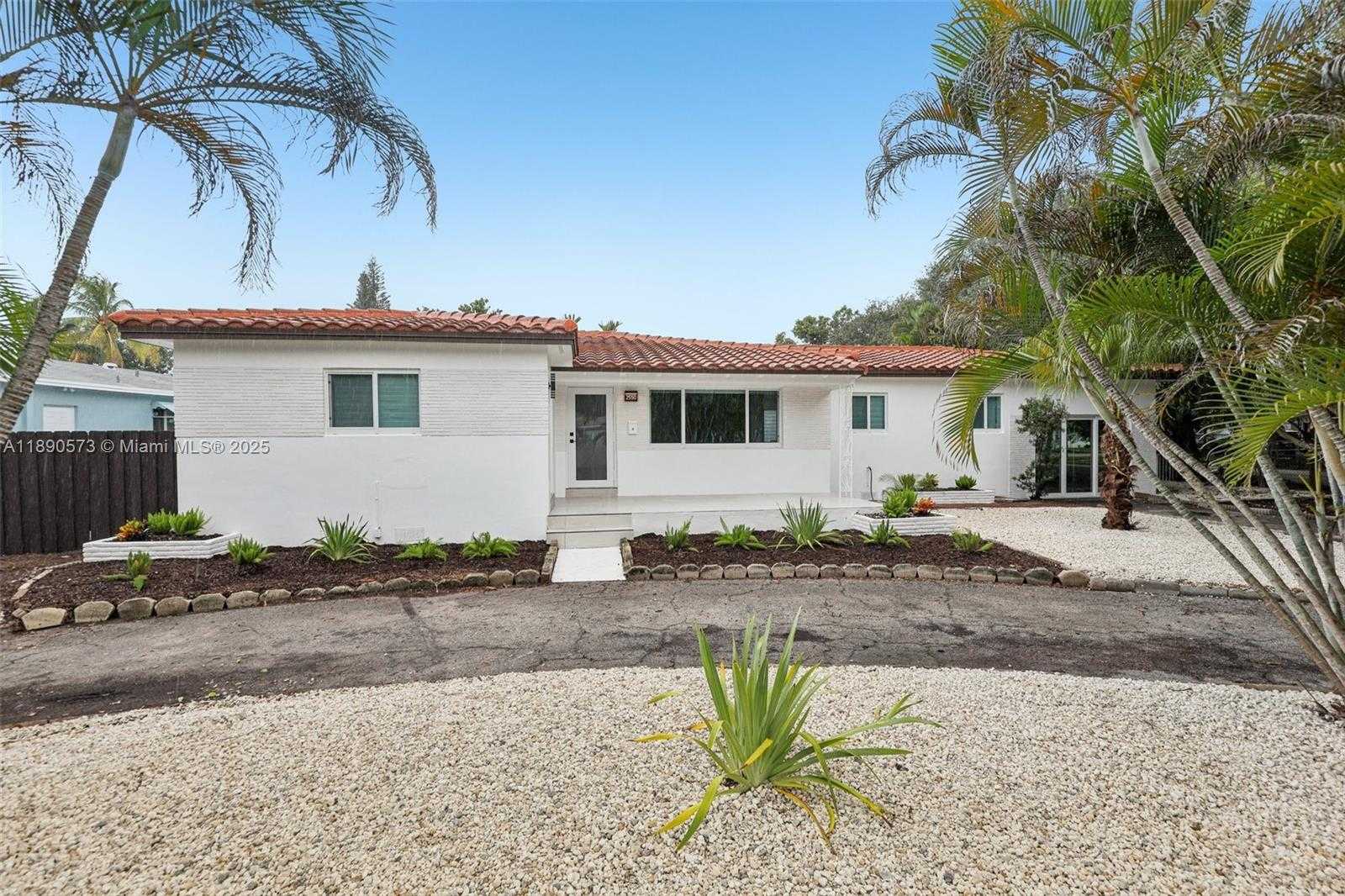 Small Image of 2550 ADAMS ST, Hollywood Number 2