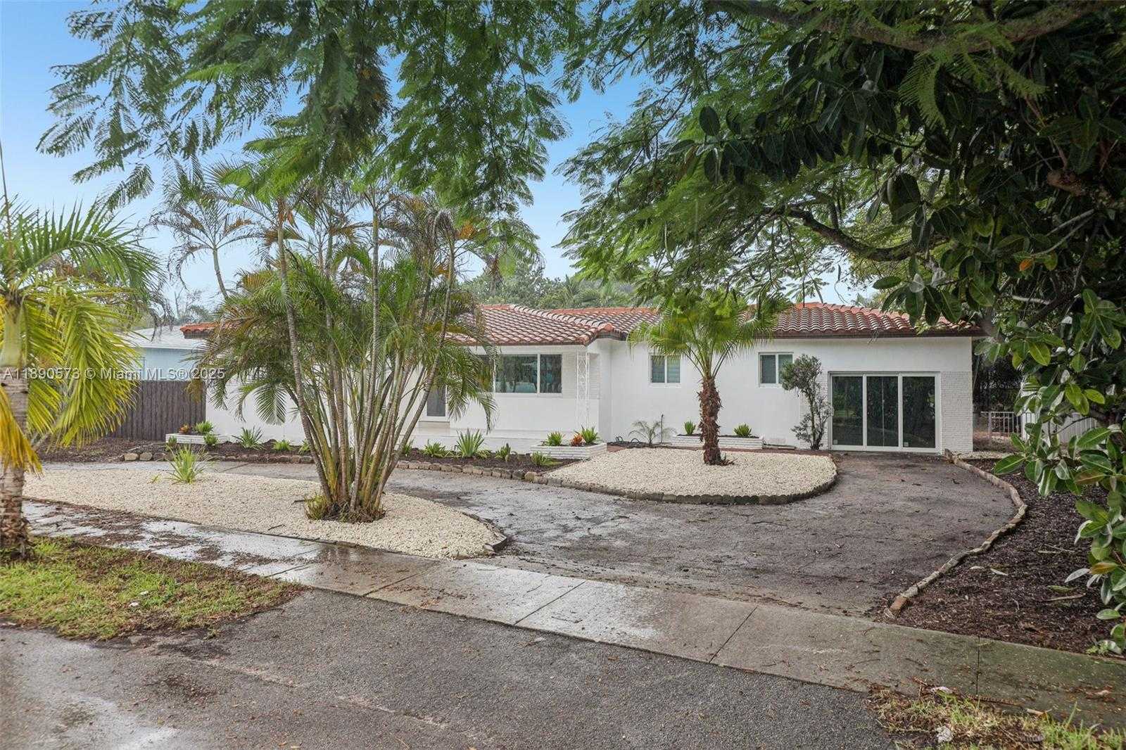 Small Image of 2550 ADAMS ST, Hollywood Number 3