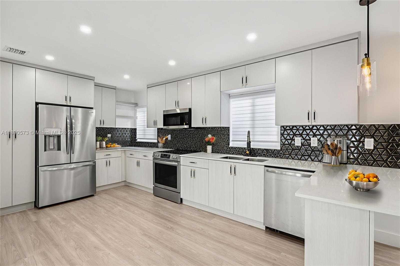Small Image of 2550 ADAMS ST, Hollywood Number 6