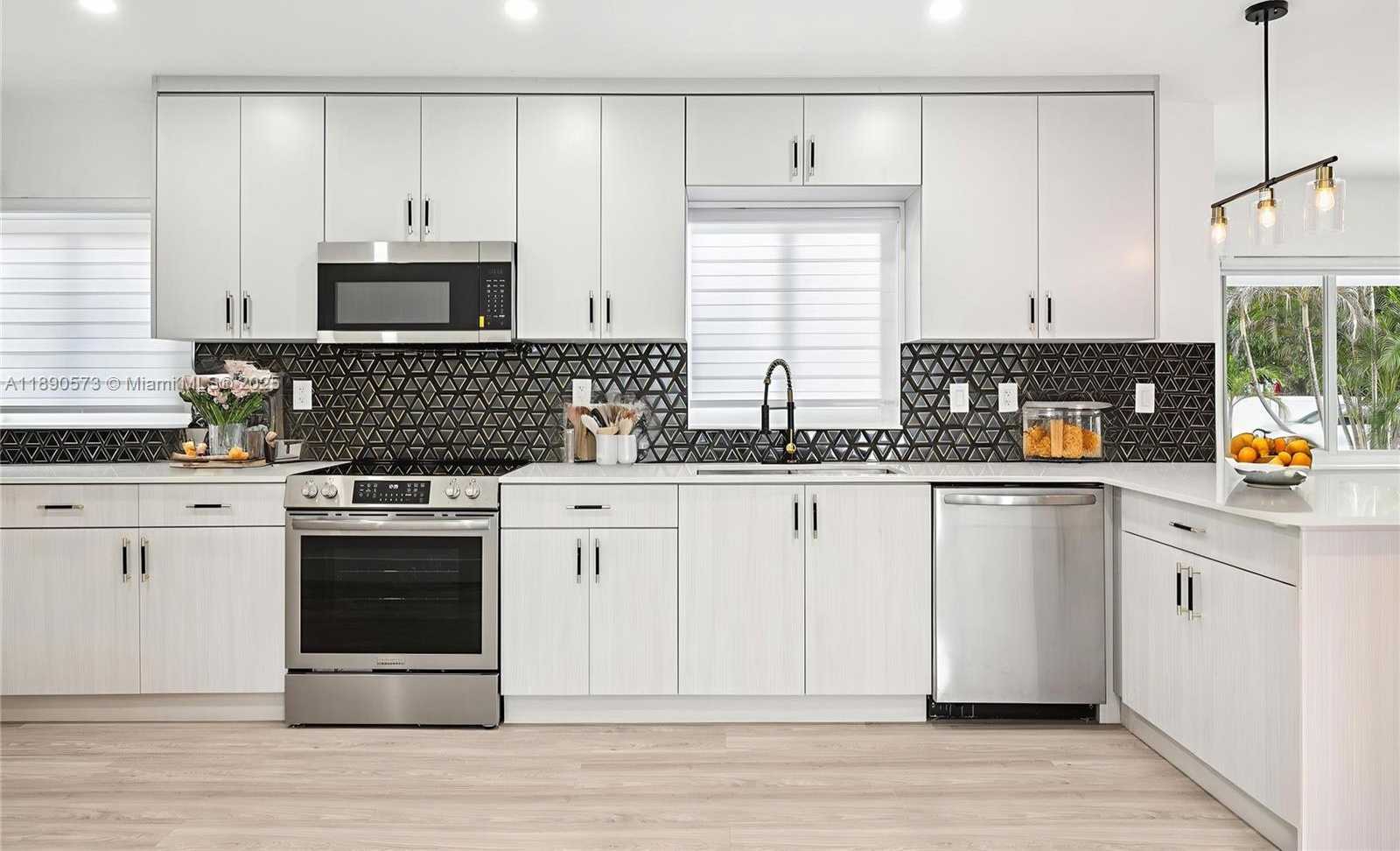 Small Image of 2550 ADAMS ST, Hollywood Number 7