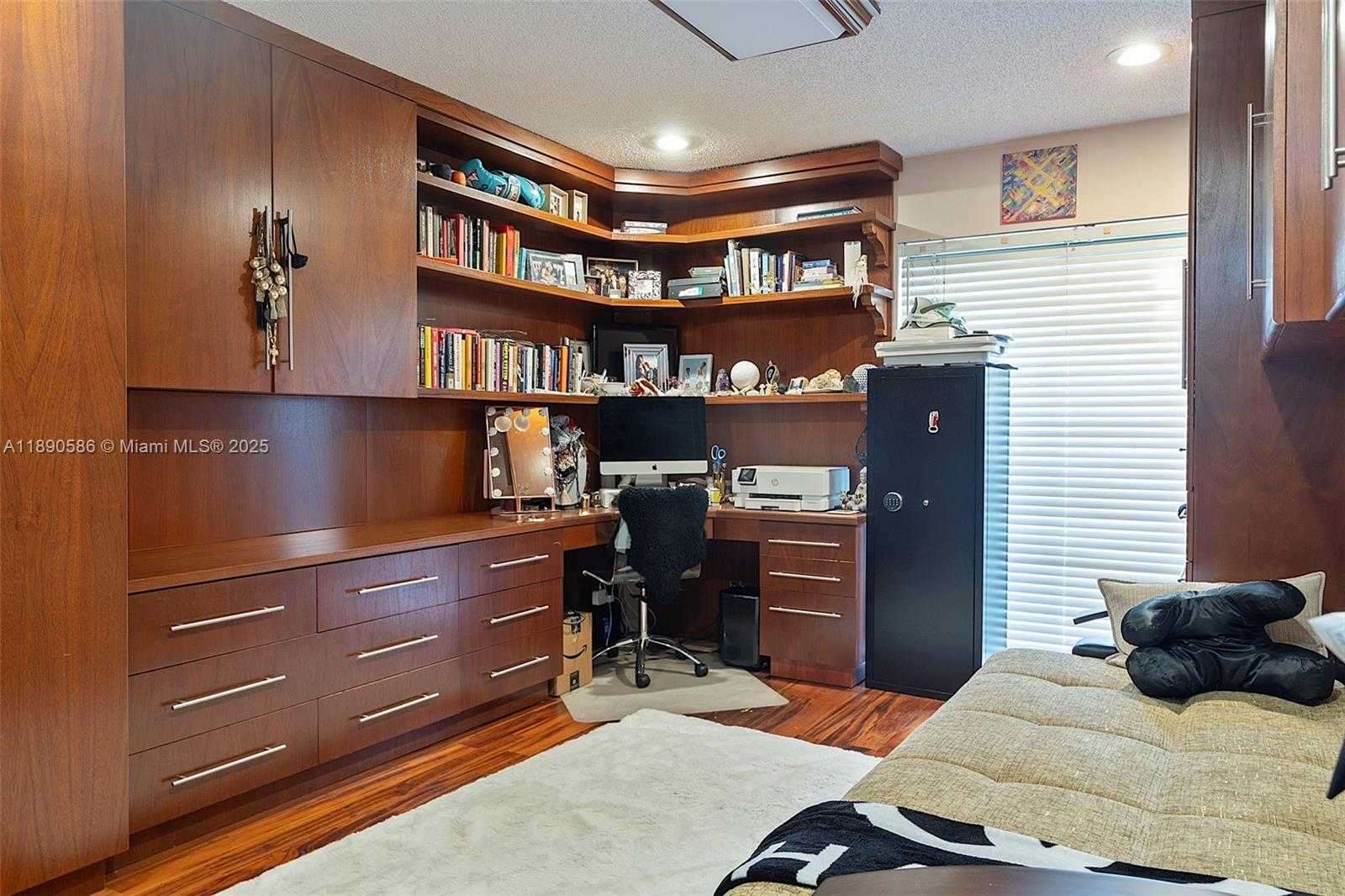 Small Image of 2330 DOVER, Weston Number 26