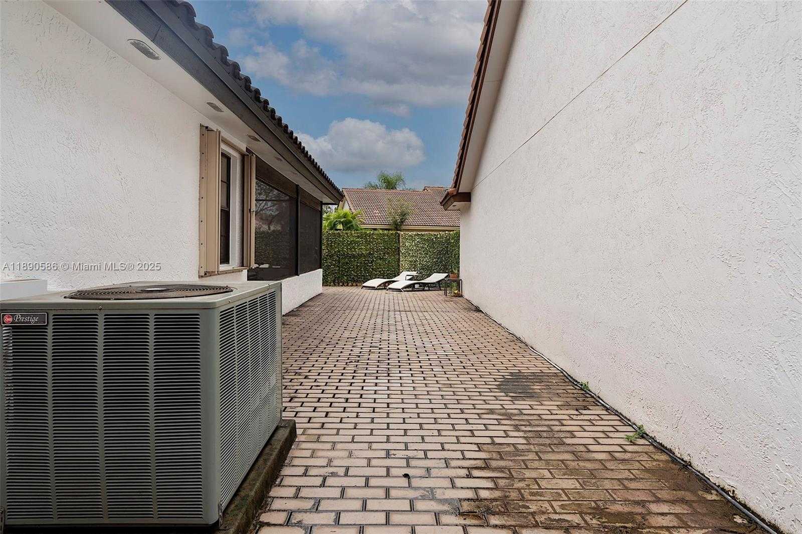 Small Image of 2330 DOVER, Weston Number 46