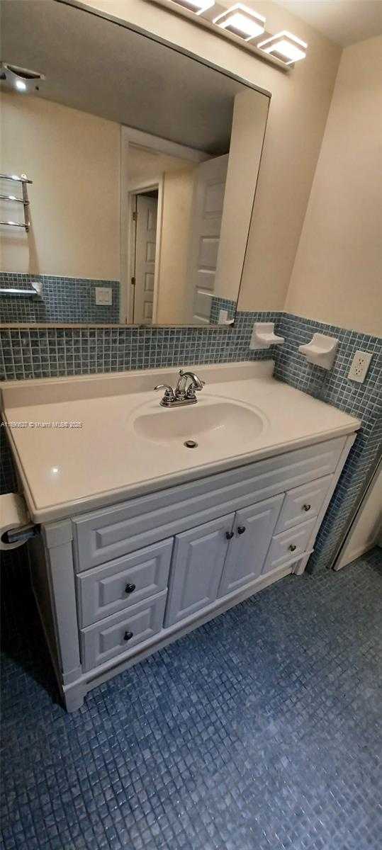 Small Image of 2910 POINT EAST DR #M314, Aventura Number 26
