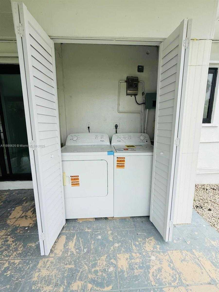 Small Image of 3320 SOUTH WEST 97TH AVE, Miami Number 7
