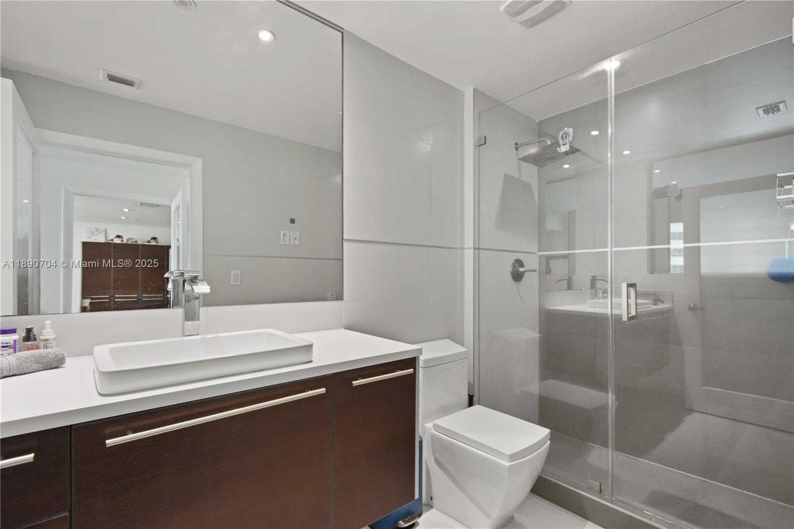 Small Image of 1900 NORTH BAYSHORE DR #2807, Miami Number 11