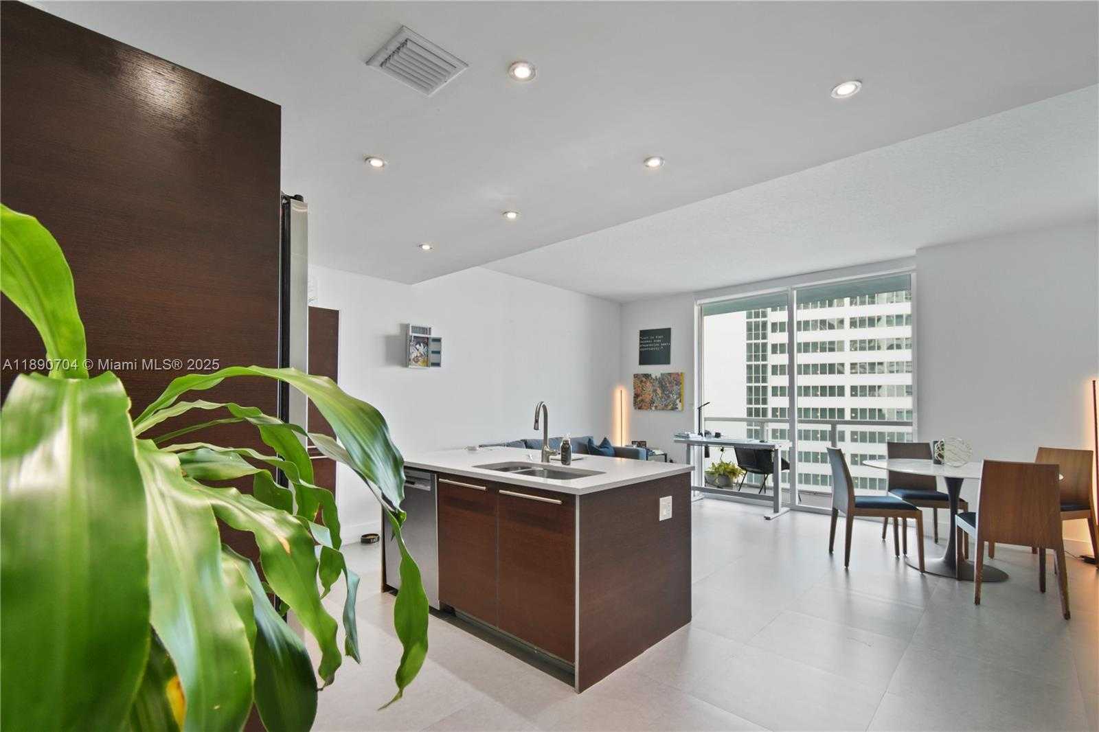 Small Image of 1900 NORTH BAYSHORE DR #2807, Miami Number 2