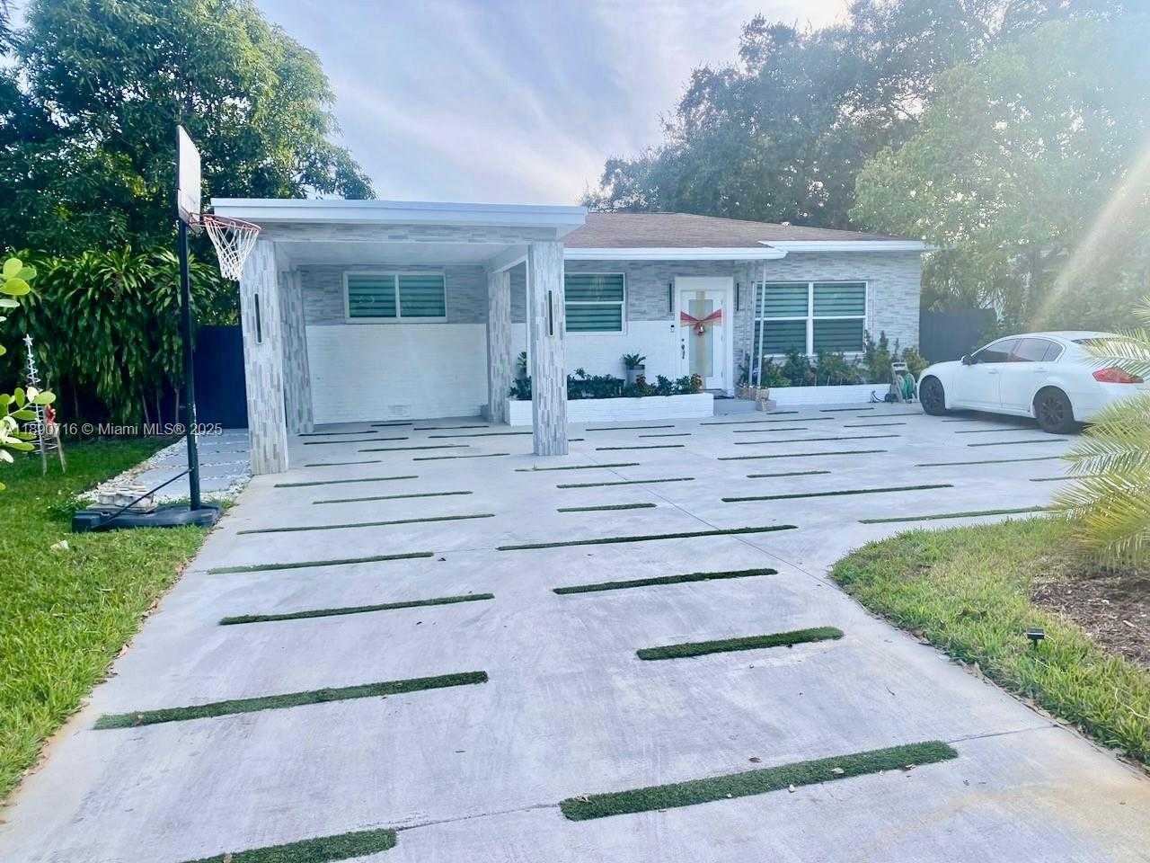 Small Image of 390 NORTH EAST 165TH ST, Miami Number 2