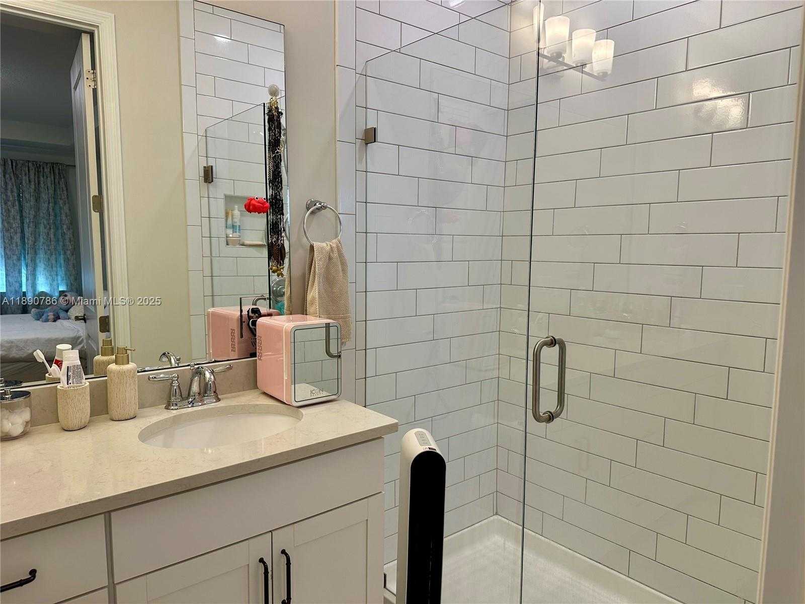 Small Image of 4144 GREENWAY DR #4144, Hollywood Number 18