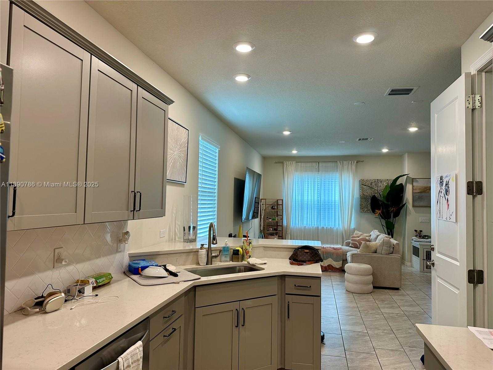 Small Image of 4144 GREENWAY DR #4144, Hollywood Number 5