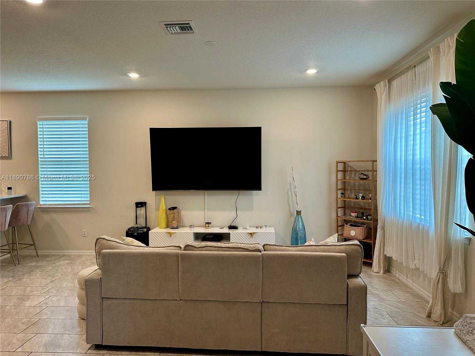 Small Image of 4144 GREENWAY DR #4144, Hollywood Number 6