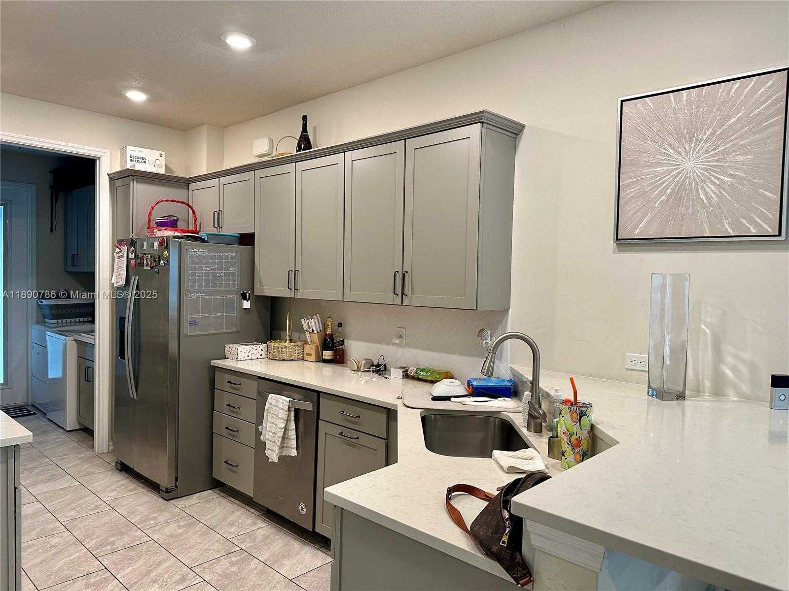 Small Image of 4144 GREENWAY DR #4144, Hollywood Number 8