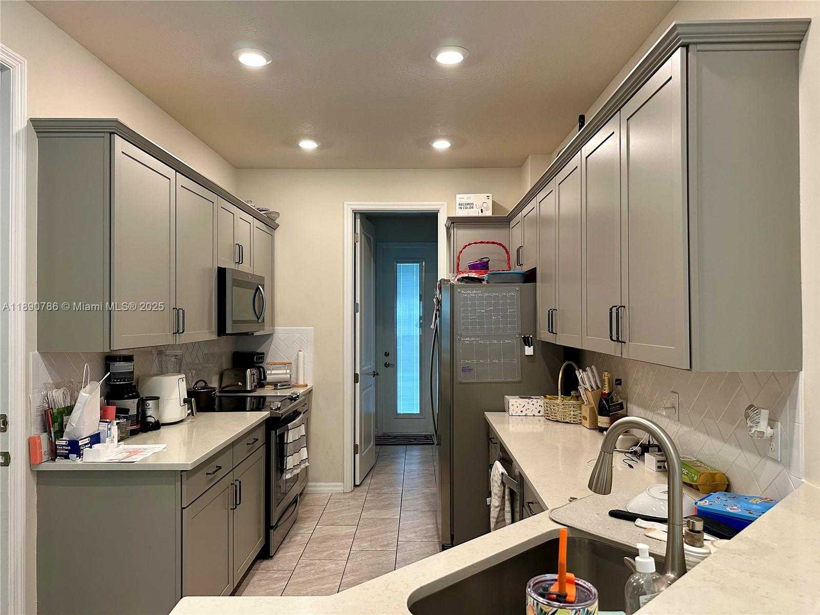 Small Image of 4144 GREENWAY DR #4144, Hollywood Number 9