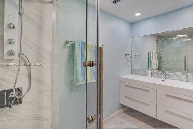 Small Image of 500 BAYVIEW DR #622, Sunny Isles Beach Number 12