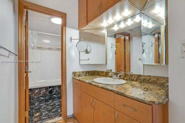 Small Image of 500 BAYVIEW DR #622, Sunny Isles Beach Number 14