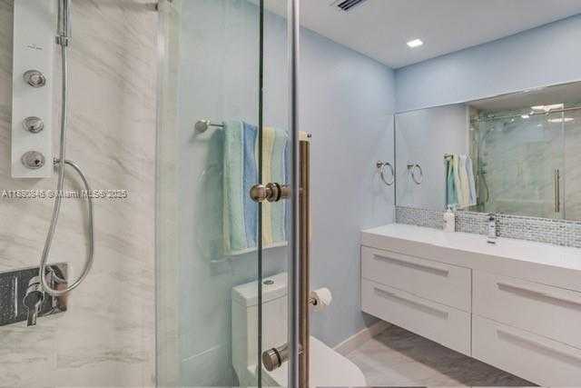Small Image of 500 BAYVIEW DR #622, Sunny Isles Beach Number 5