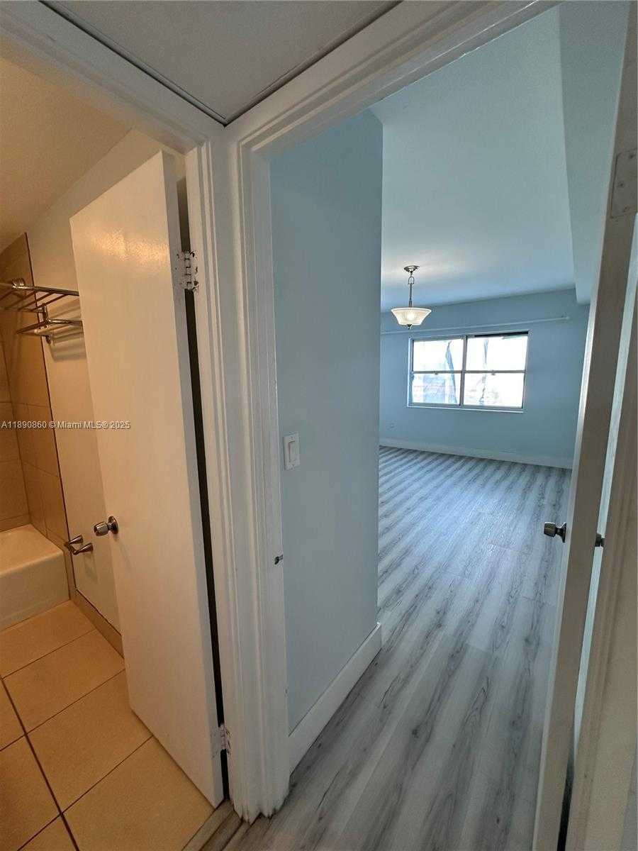 Small Image of 400 KINGS POINT DR #614, Sunny Isles Beach Number 11