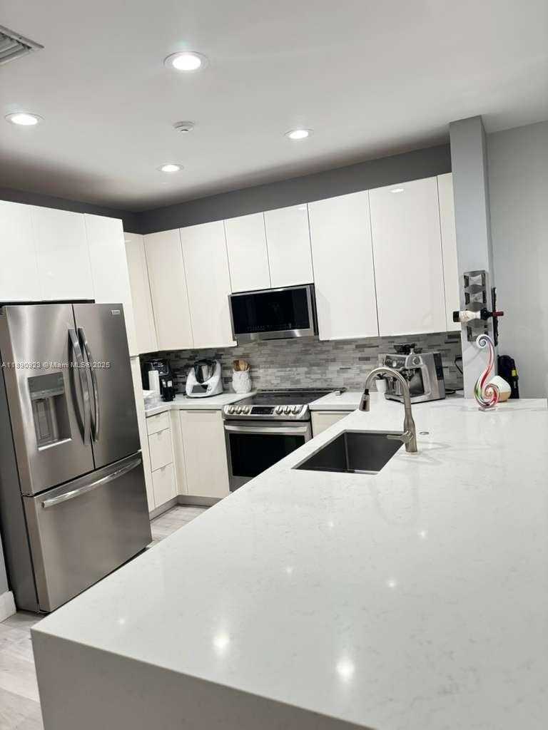 Small Image of 925 BRIAR RIDGE RD, Weston Number 14