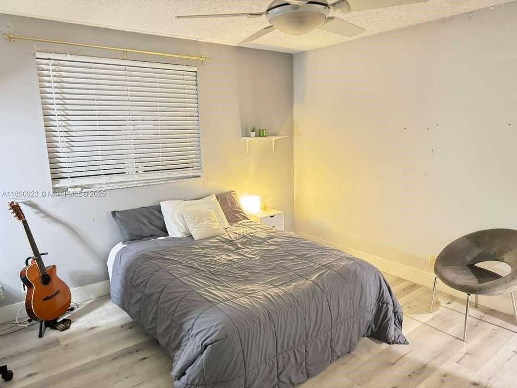 Small Image of 925 BRIAR RIDGE RD, Weston Number 4