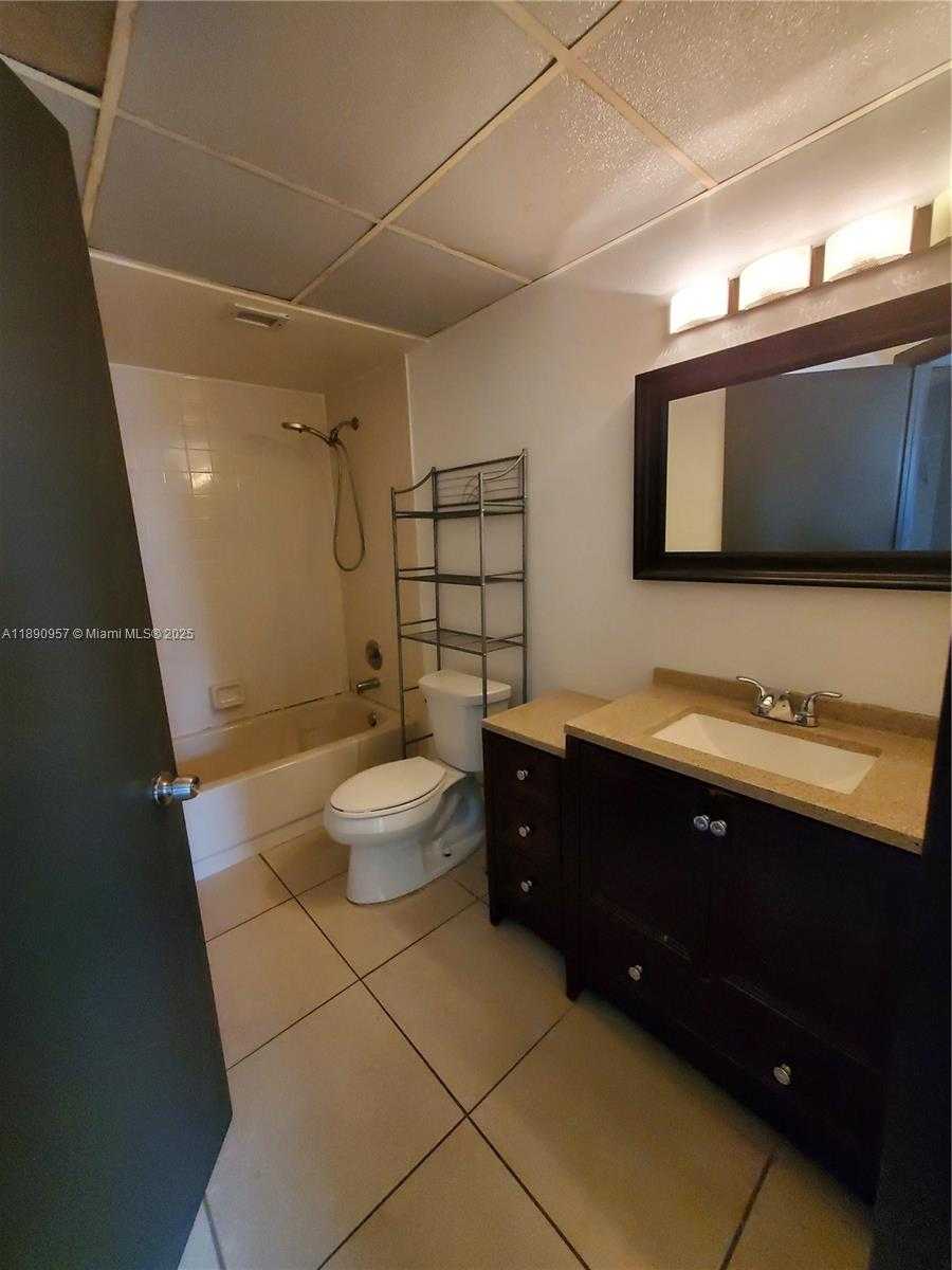 Small Image of 8290 LAKE DR #303, Doral Number 10