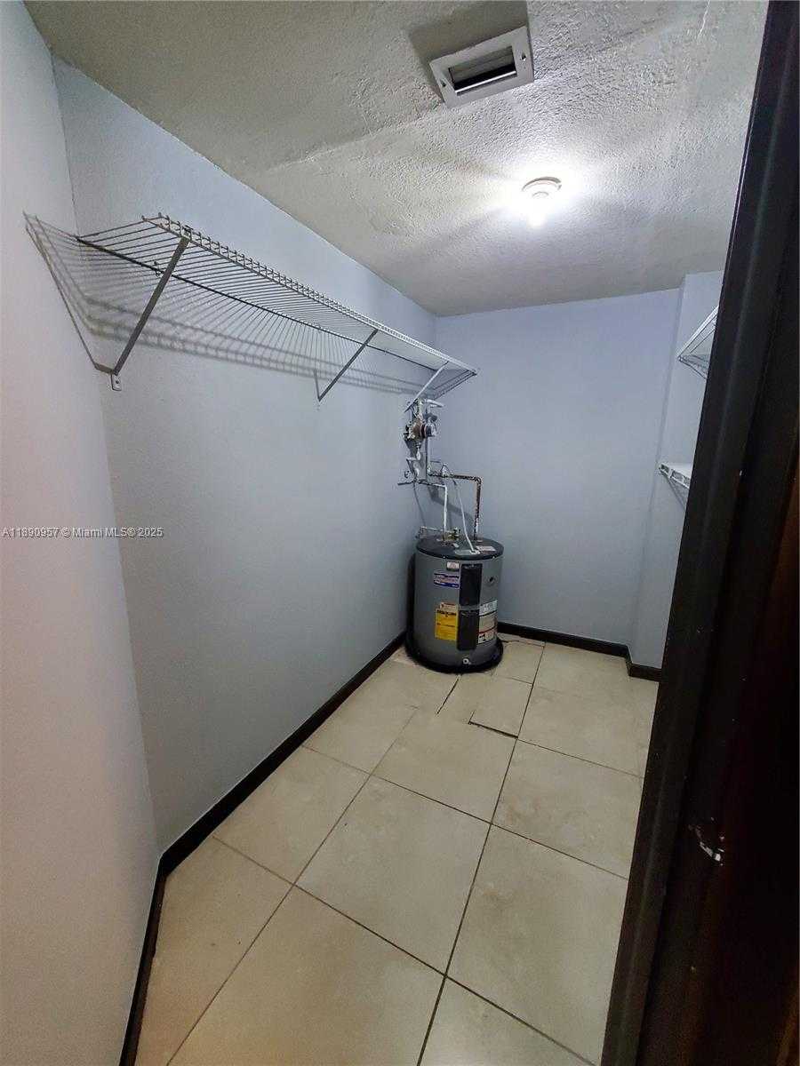 Small Image of 8290 LAKE DR #303, Doral Number 11