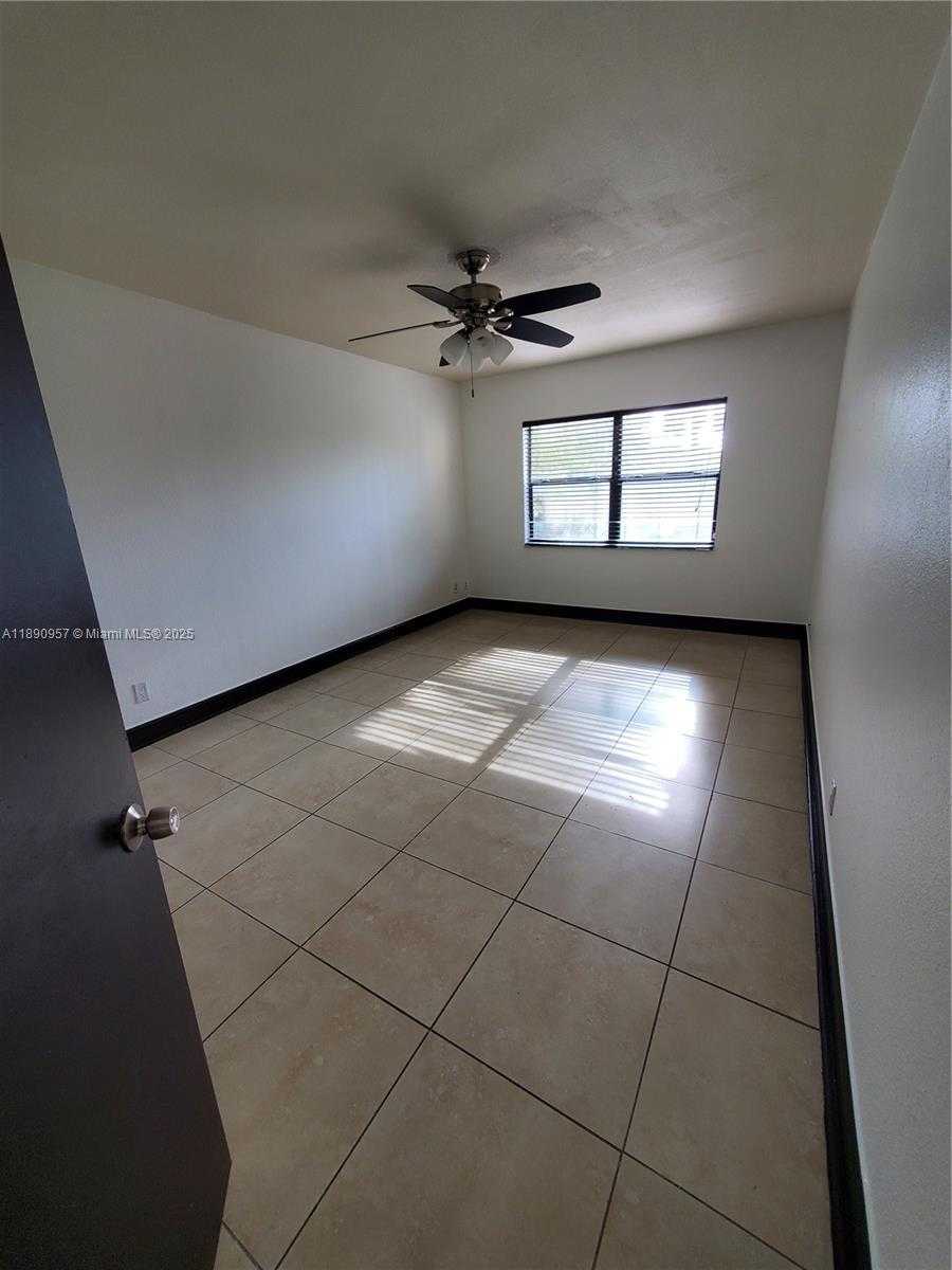 Small Image of 8290 LAKE DR #303, Doral Number 12