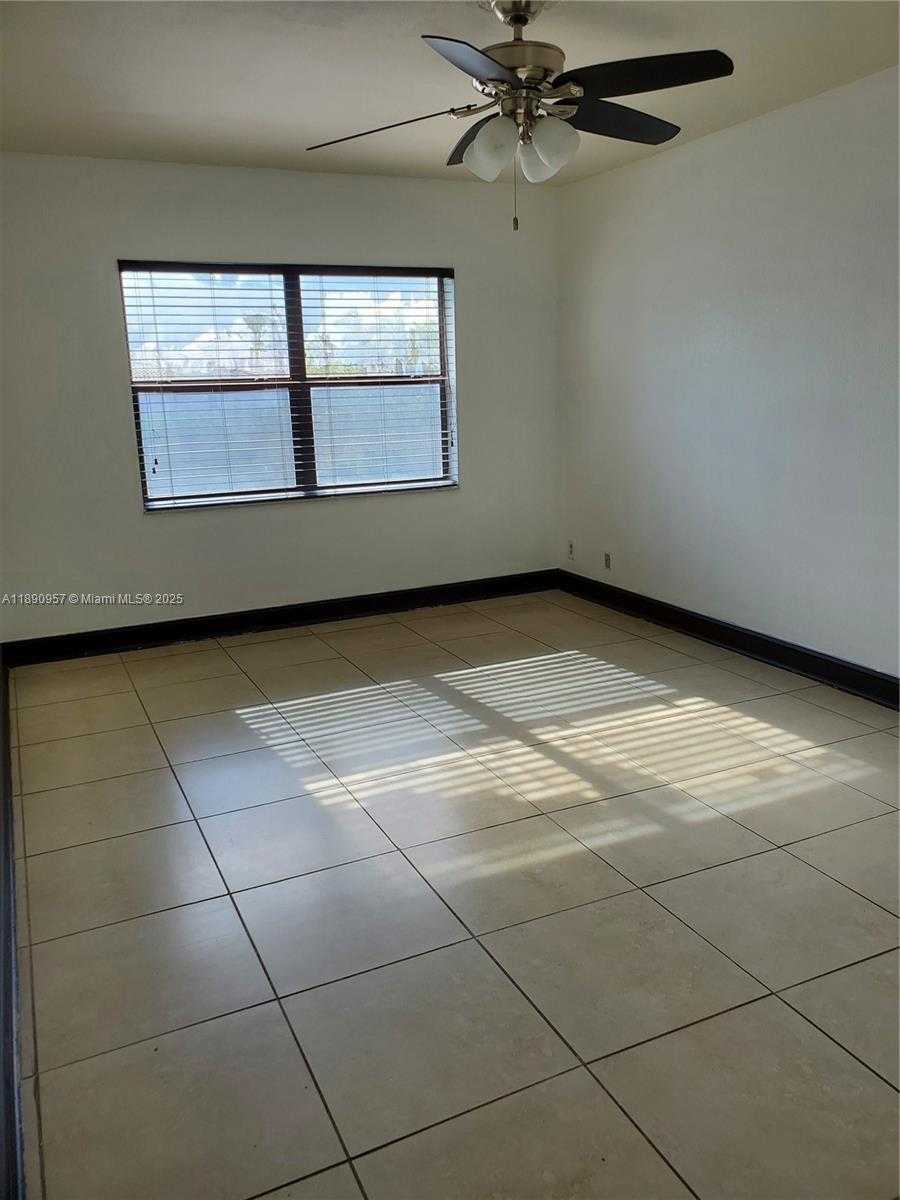 Small Image of 8290 LAKE DR #303, Doral Number 13