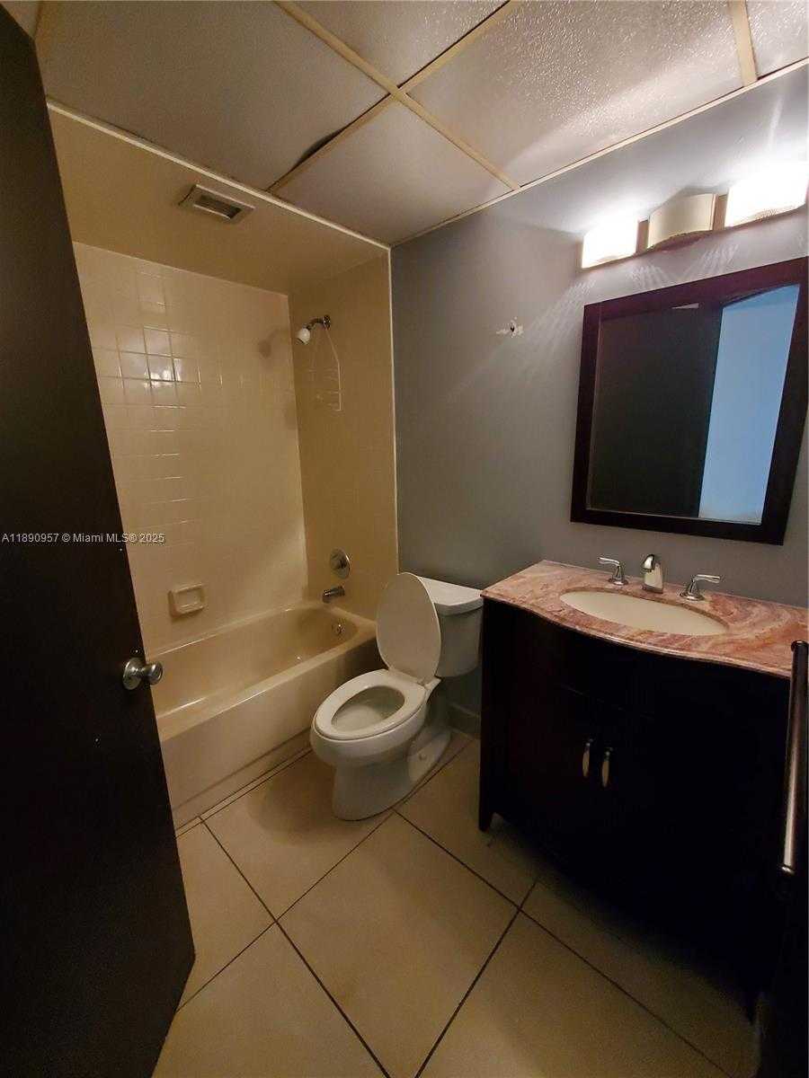 Small Image of 8290 LAKE DR #303, Doral Number 14