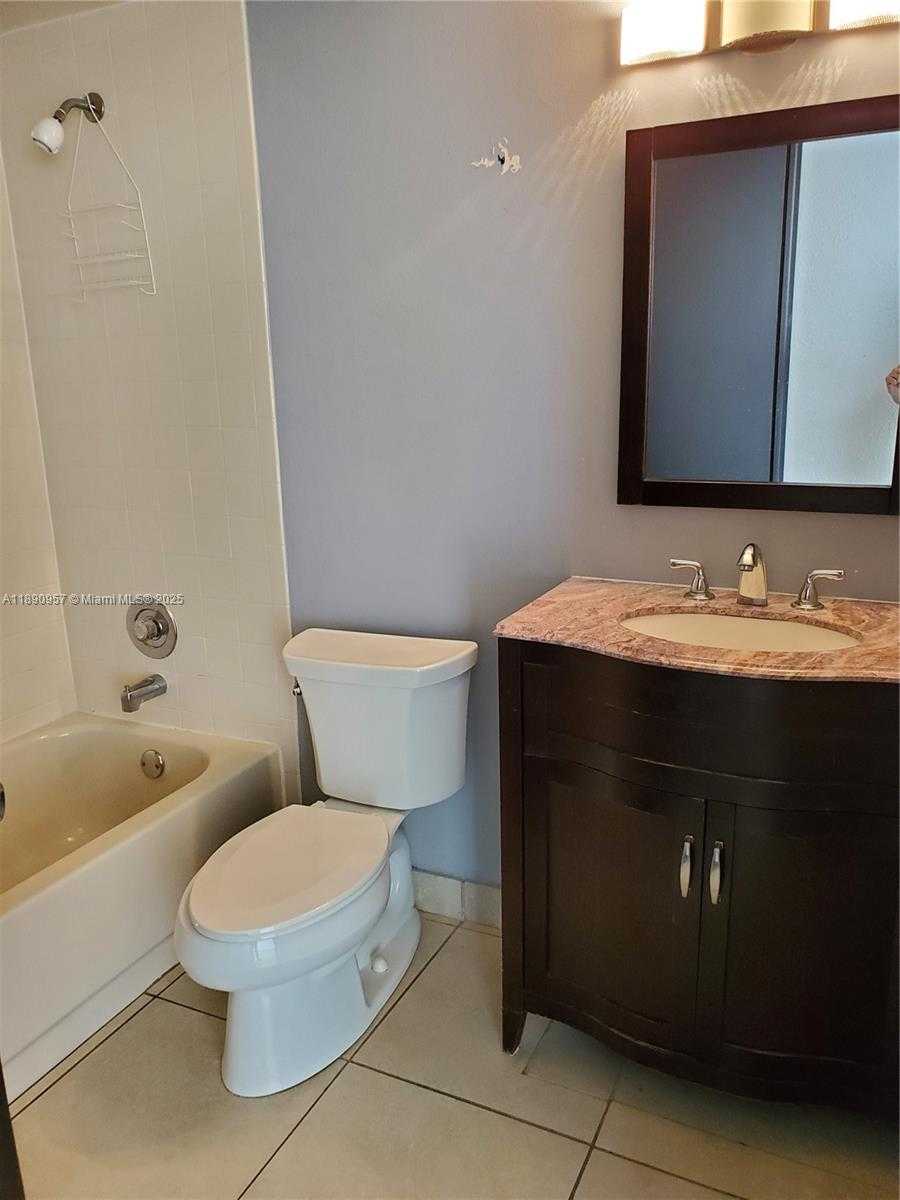 Small Image of 8290 LAKE DR #303, Doral Number 15