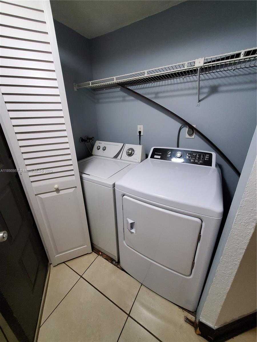 Small Image of 8290 LAKE DR #303, Doral Number 16