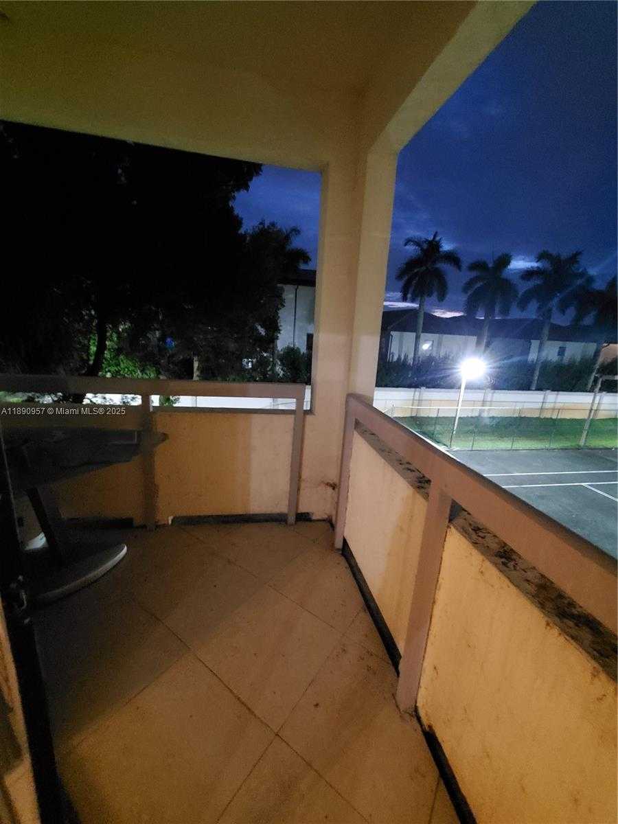 Small Image of 8290 LAKE DR #303, Doral Number 17