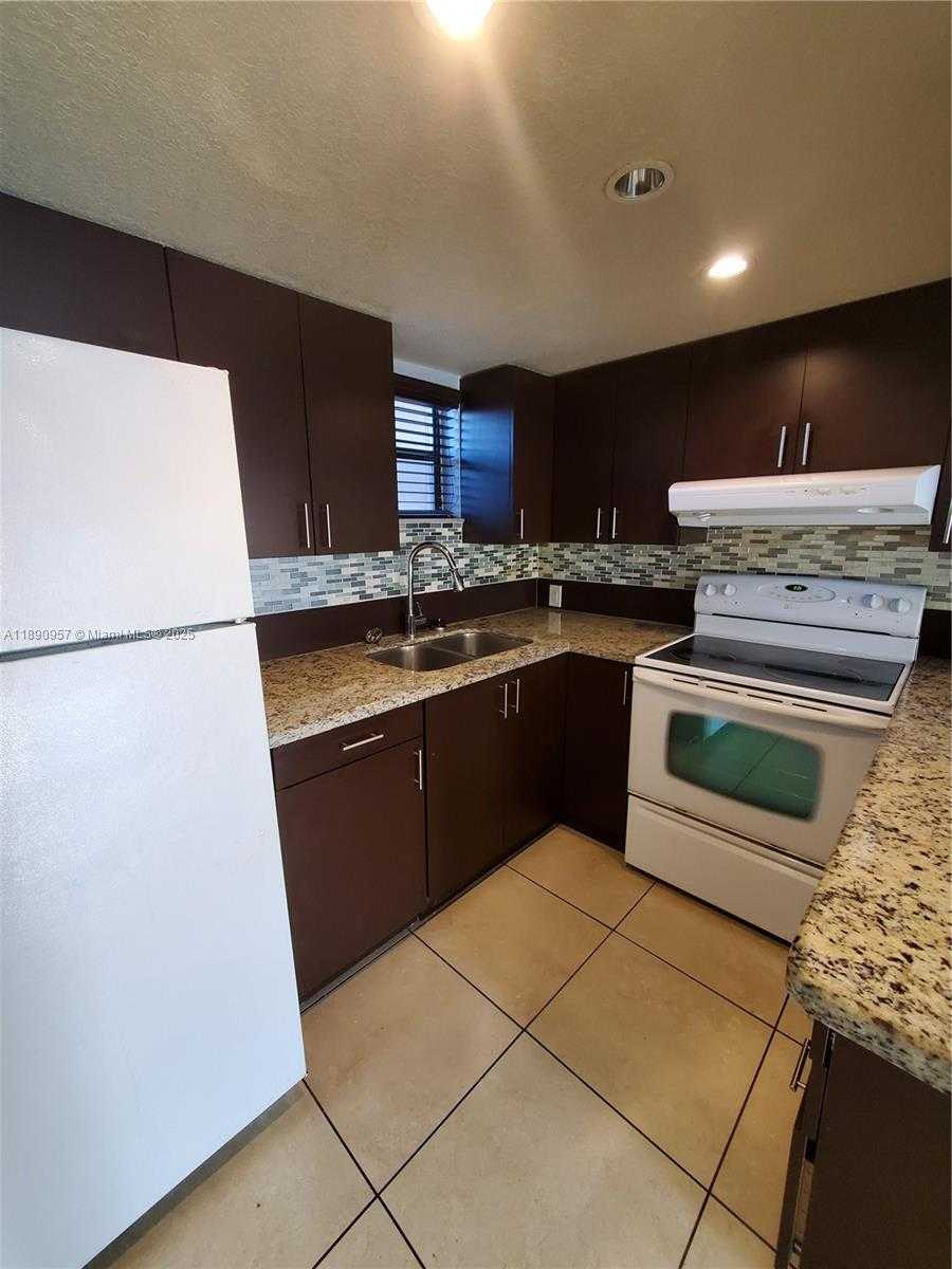 Small Image of 8290 LAKE DR #303, Doral Number 2