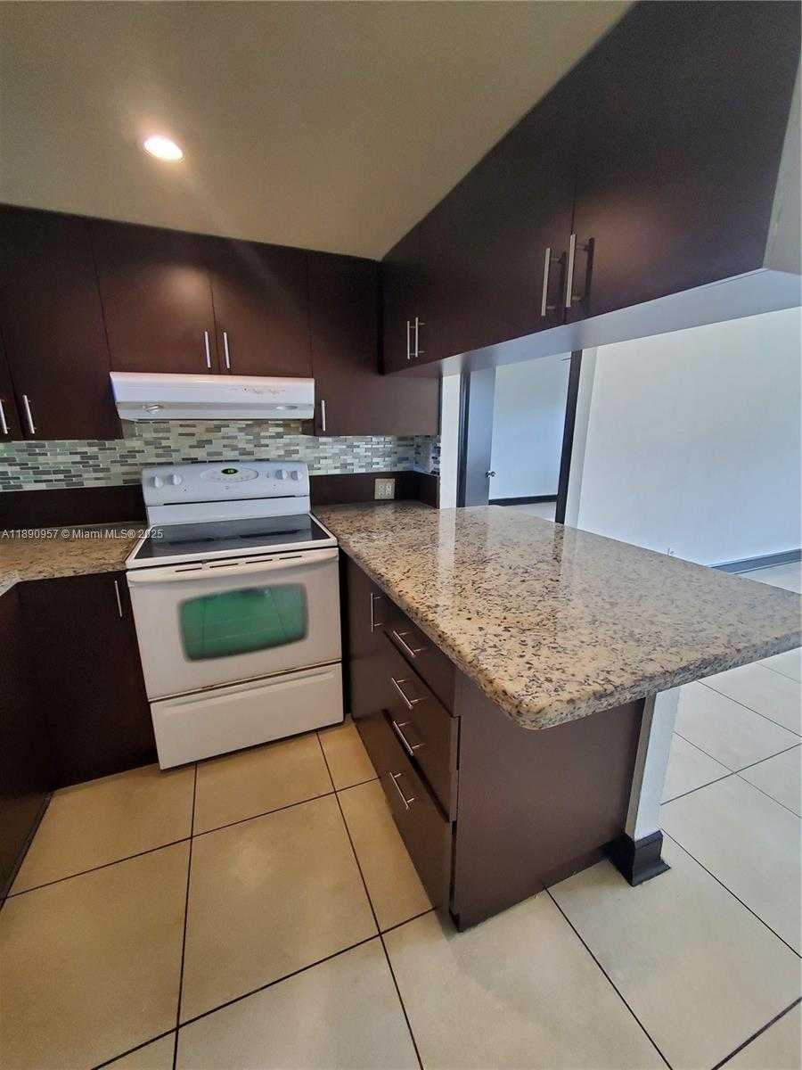 Small Image of 8290 LAKE DR #303, Doral Number 3