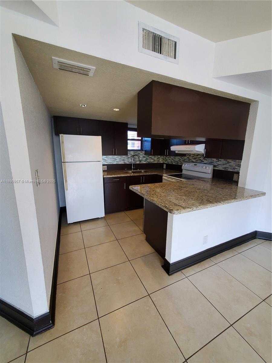 Small Image of 8290 LAKE DR #303, Doral Number 4