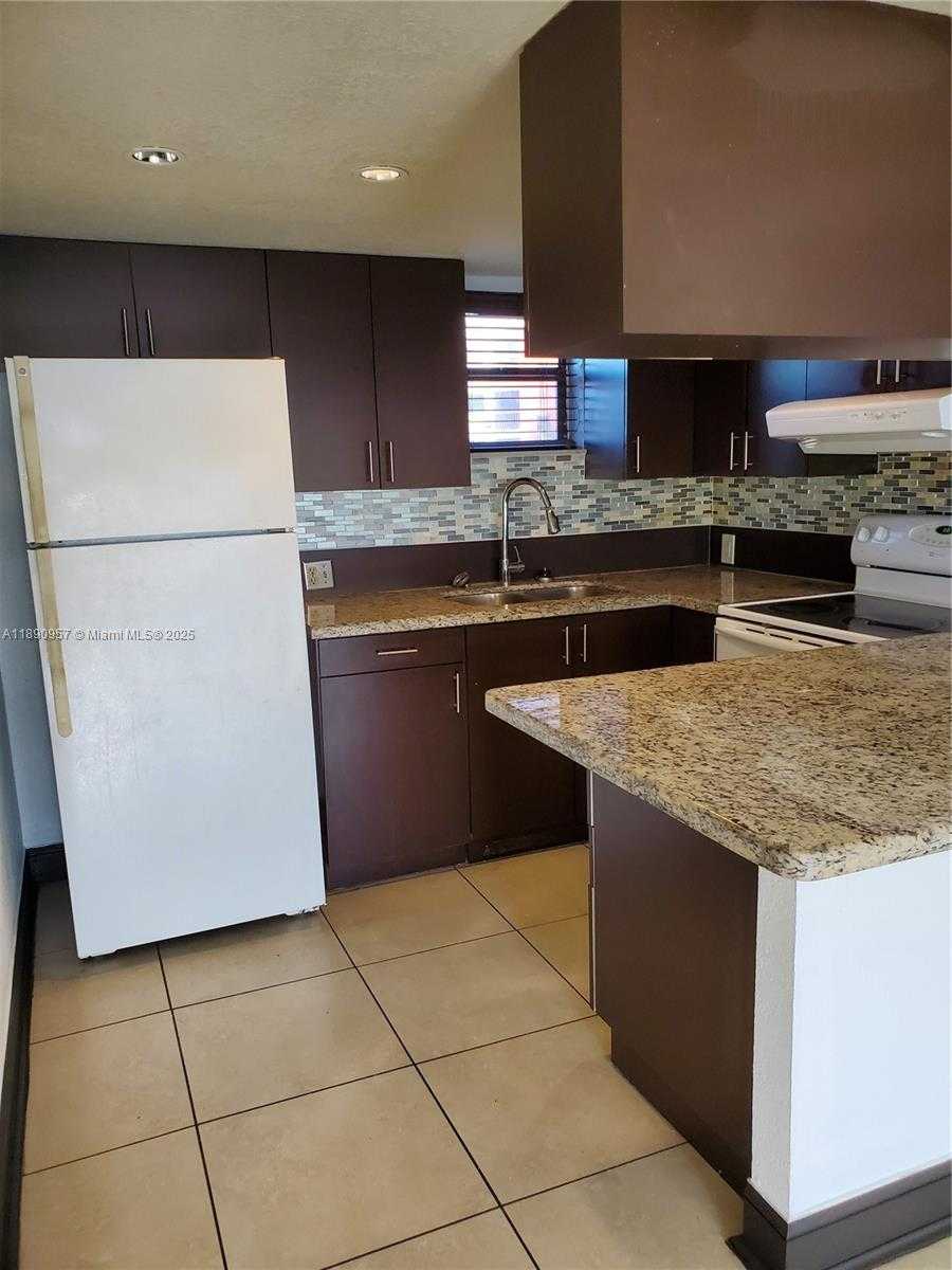 Small Image of 8290 LAKE DR #303, Doral Number 5