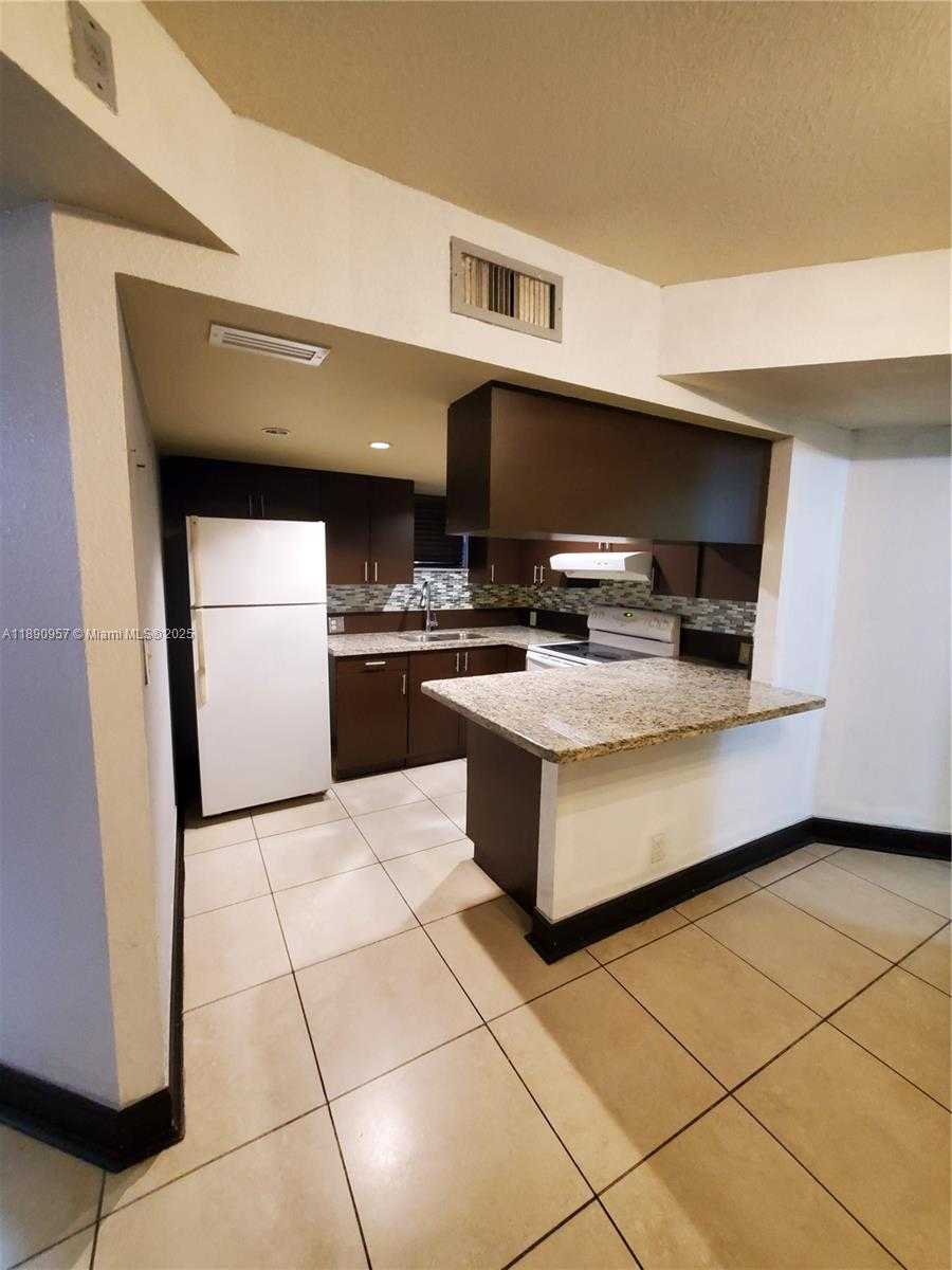 Small Image of 8290 LAKE DR #303, Doral Number 6