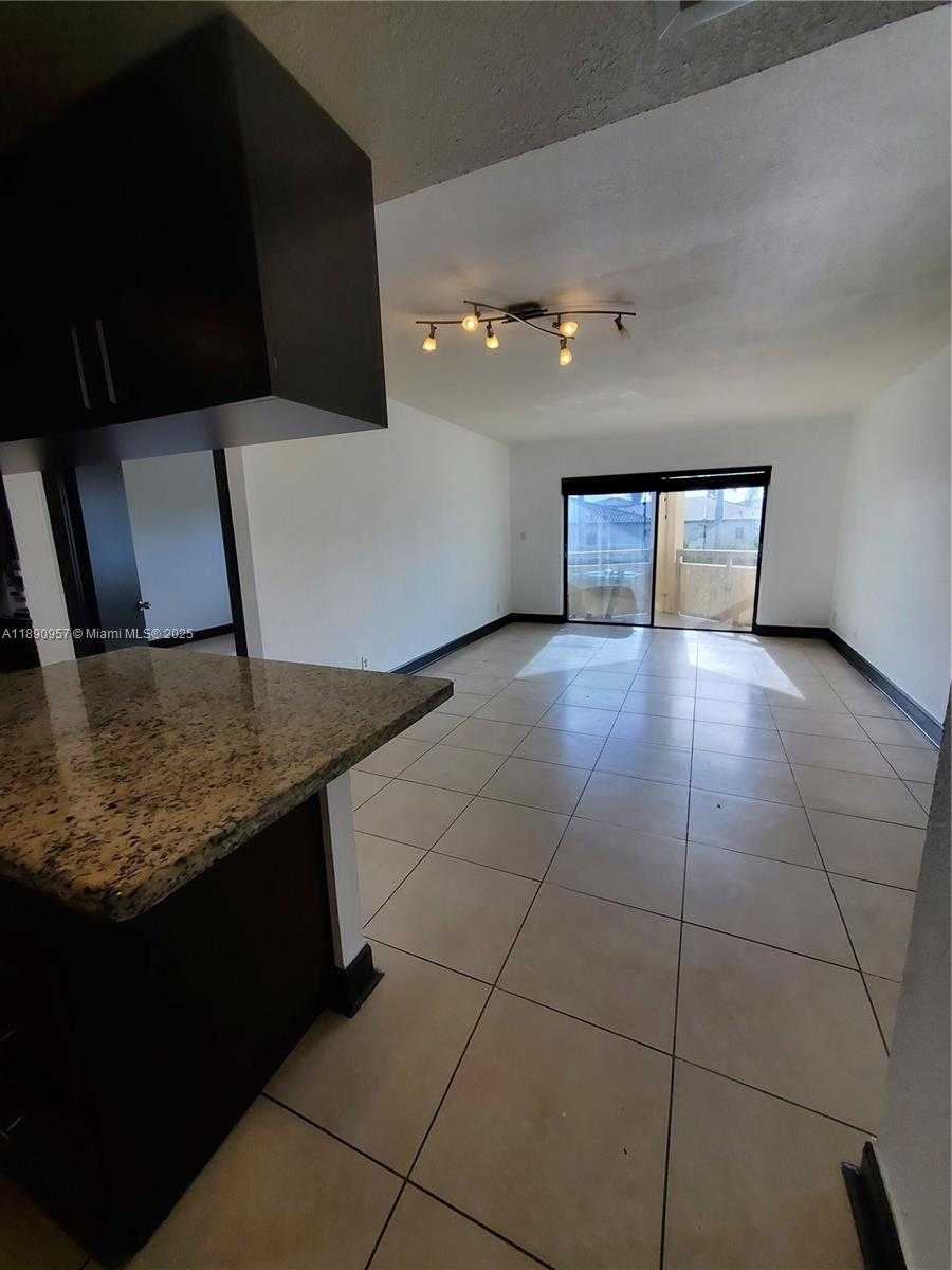 Small Image of 8290 LAKE DR #303, Doral Number 7