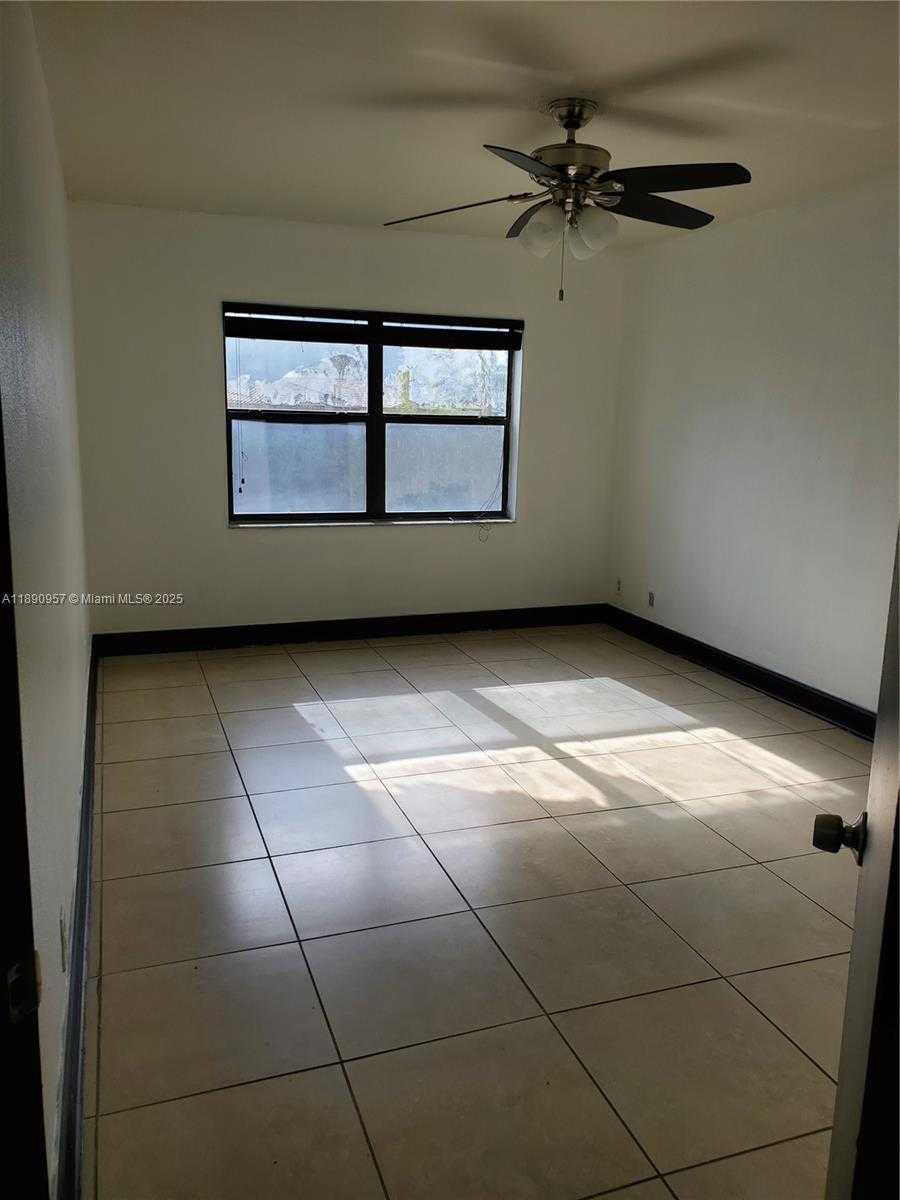 Small Image of 8290 LAKE DR #303, Doral Number 9