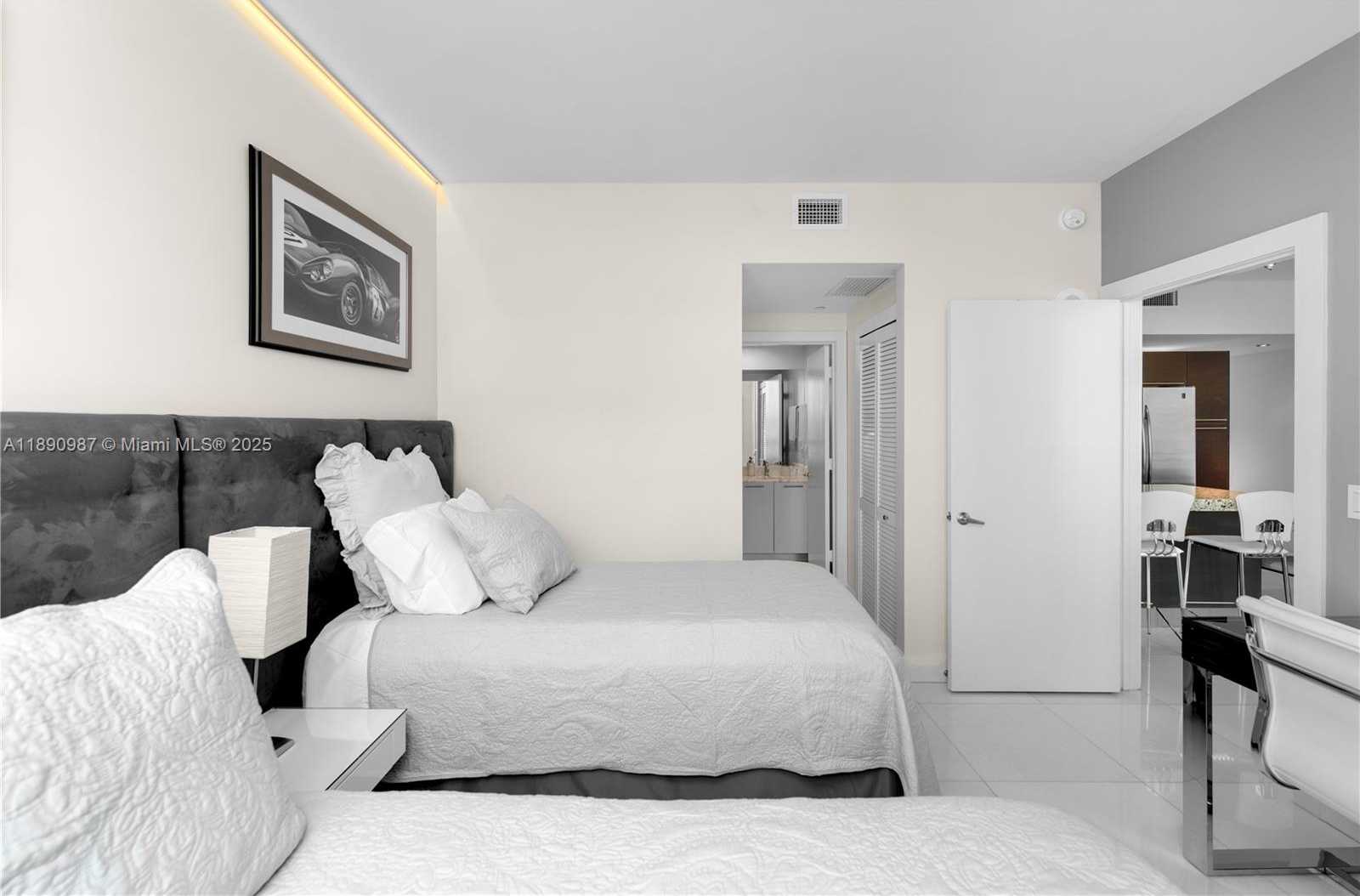 Small Image of 950 BRICKELL BAY DR #2606, Miami Number 10