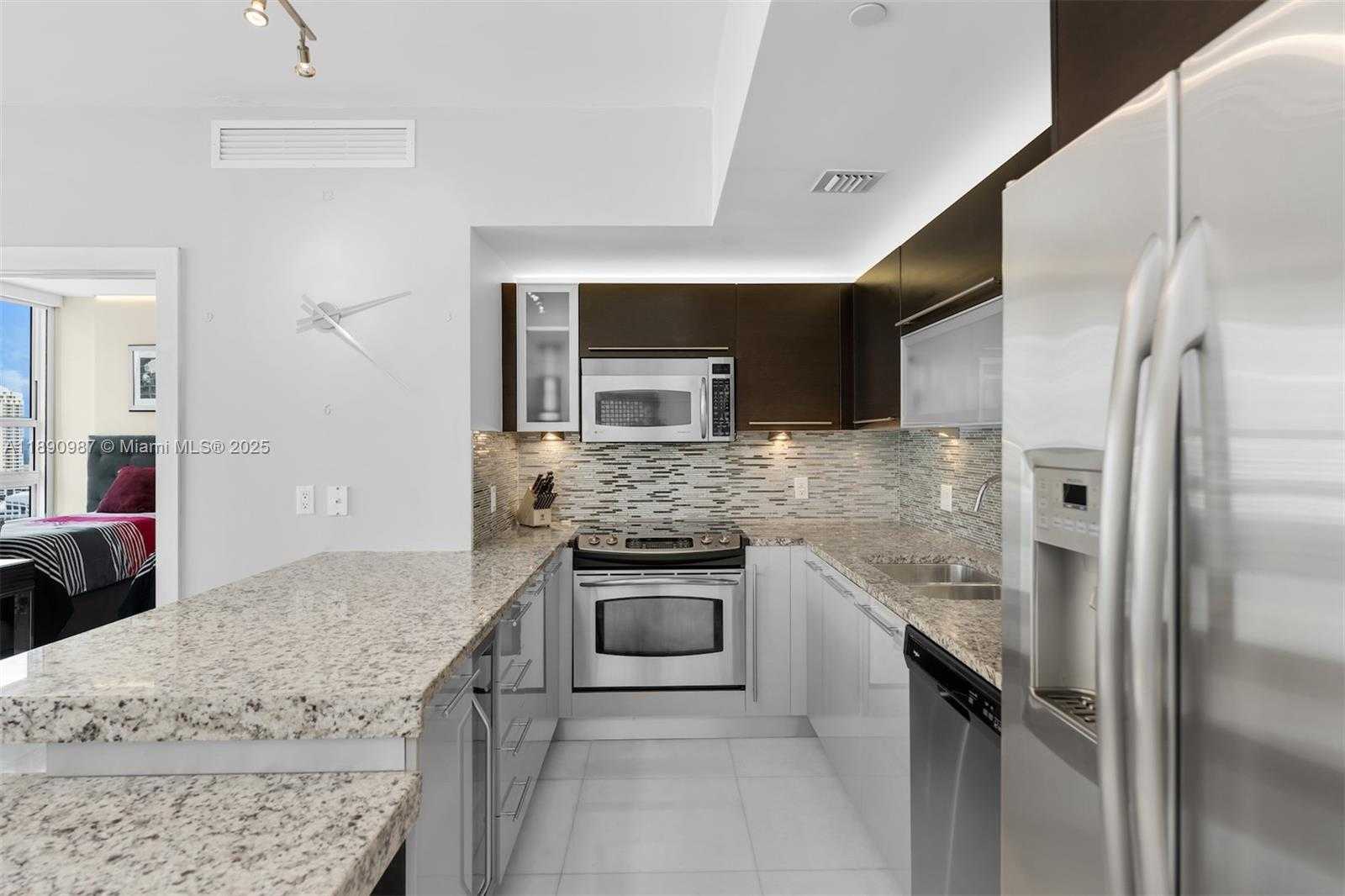 Small Image of 950 BRICKELL BAY DR #2606, Miami Number 4