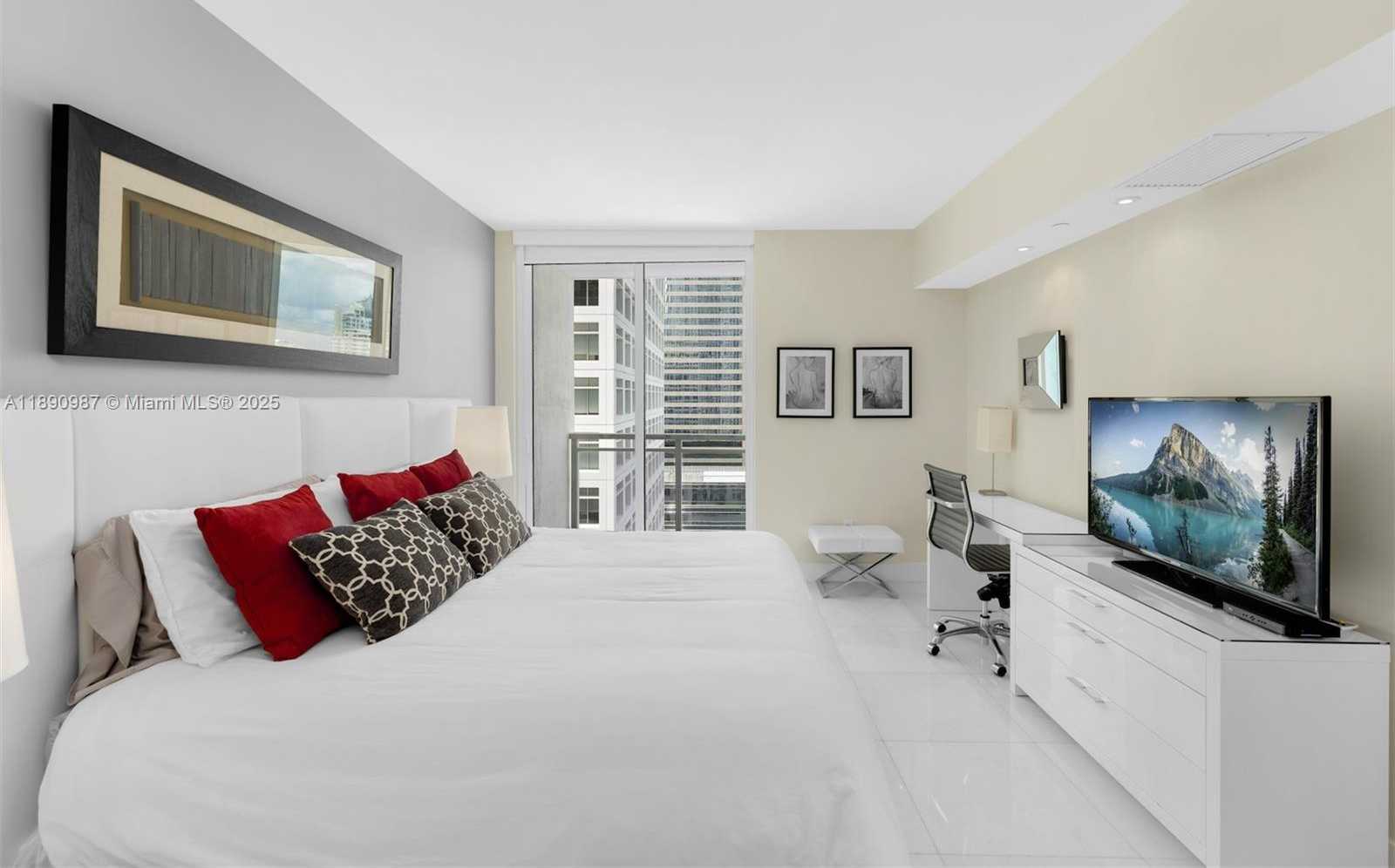 Small Image of 950 BRICKELL BAY DR #2606, Miami Number 5