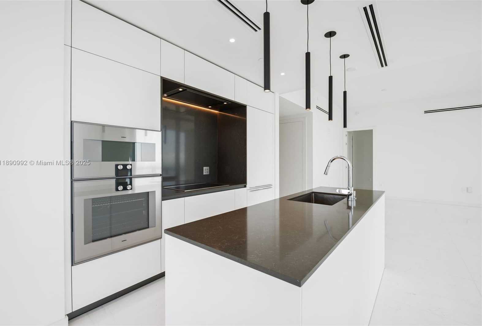 Small Image of 300 BISCAYNE BOULEVARD WAY #5207W, Miami Number 13